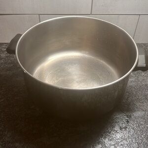 Vintage 6 quart Farberware stock pot without lid. Still very shiny.